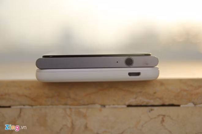 Obi SF1 dày tương đương với Desire 826 nếu tính phần màn hình lồi, tuy vậy, thiết kế đặt màn hình bên trong khung khiến máy có cảm giác mỏng và mềm mại hơn.​