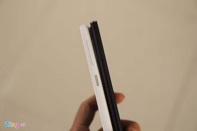 Cách bố trí phím khá khác nhau, HTC dồn các phím về bên phải Desire 826, trong khi Obi đưa phím của SF1 sang bên trái. Sự khác biệt này có thể ảnh hưởng trải nghiệm người dùng.