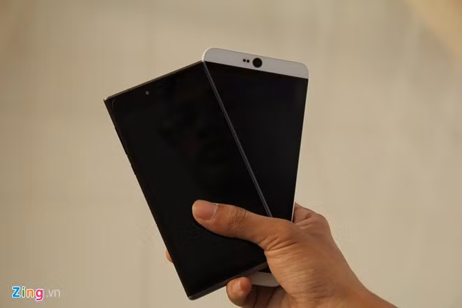 Obi Worldphone SF1 và HTC Desire 826 đều là sản phẩm hướng tới smartphone phân khúc tầm trung. Cả hai có nhiều khác biệt về thiết kế và chất liệu. Desire 826 có giá 6,29 triệu đồng, trong khi Obi SF1 bán từ 5,2 đến 6 triệu tùy phiên bản RAM.