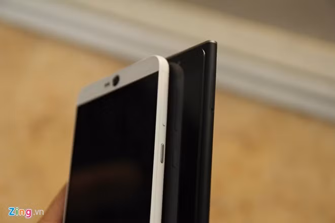 Desire 826 có đường nét vuông vức, góc cạnh được bo tròn nhẹ về sau nên cảm giác máy dày, cứng cáp.​ Cạnh bên của Obi được làm tròn về cả hai hướng, ôm tay hơn khi cầm.