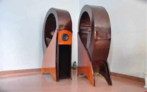  1. Loa toàn dải: khác kiểu và đa dạng Đam mê chơi âm thanh cũng như bao sở thích khác, rất đa dạng và khác biệt. Không ít người dành sự quan tâm và yêu thích đặc biệt với dòng loa toàn dải, thiết bịsử dụng duy nhất một loa con nhằm thể hiện toàn bộ các dải âm thanh truyền đến.