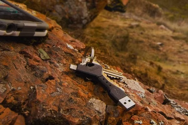  7. NomadKey Lightning to USB cable. NomadKey Lightning to USB cable có thể giúp bạn sạc hoặc chuyển dữ liệu từ máy tính vào iPhone một cách nhanh chóng với một đầu có cổng kết nối Lightning và một đầu có cổng kết nối USB. Phụ kiện này được thiết kế nhỏ gọn và đóng vai trò một chiếc móc gắn chìa khóa để bạn có thể luôn mang theo bên mình. 