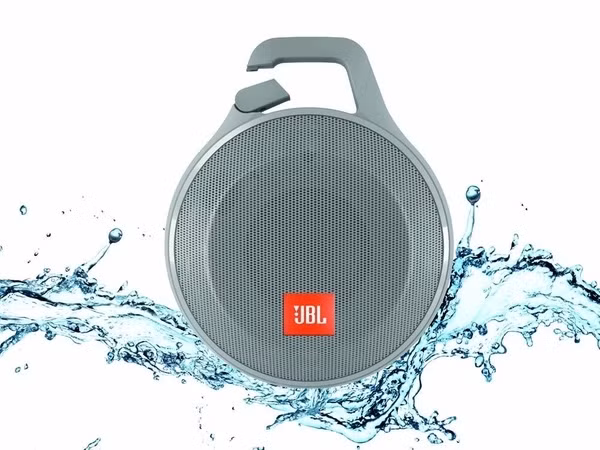  5. JBL Clip+ Splashproof Portable Bluetooth Speaker. Loa JBL Clip+ sẽ là phụ kiện đồng hành cùng bạn trong những bữa tiệc ngoài trời hay những chuyến đi chơi xa với thiết kế gọn nhẹ cùng khả năng phát âm thanh chất lượng cao từ chiếc iPhone của bạn hay bất kì chiếc smartphone nào. Bên cạnh hỗ trợ kết nối qua Bluetooth, người dùng cũng có thể sử dụng jack cắm tai nghe cùng chiếc JBL Clip+ để tận hưởng âm nhạc. Chiếc loa di động này sử dụng pin Li-Ion và có thể chạy nhạc trong 5 giờ liên tục. 