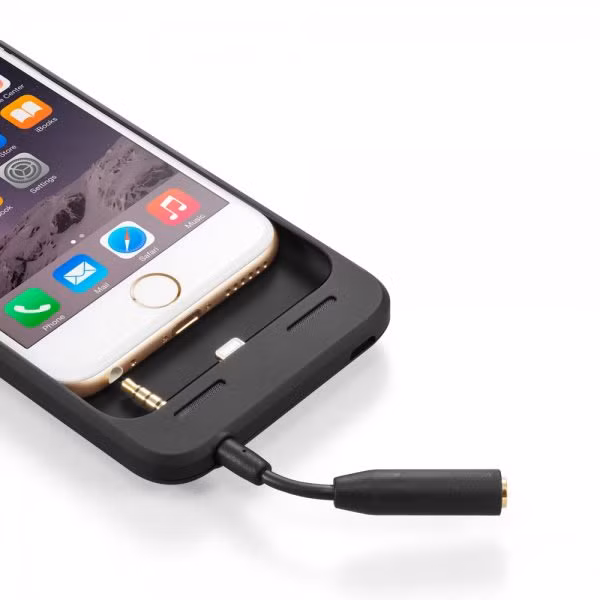  10. Anker Ultra Slim Extended Battery Case. Vừa bảo vệ iPhone vừa mang đến cho thiết bị thêm 120% thời lượng pin là những gì mà chiếc ốp lưng đến từ hãng Anker này hứa hẹn mang đến cho người dùng. Nếu bạn cần tìm một chiếc ốp lưng tích hợp pin dự phòng, Anker Ultra Slim Extended Battery Case là một trong số những "ứng viên" mỏng nhất hiện nay.