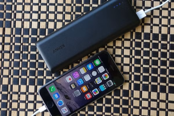  8. Anker PowerCore 20100. Bạn không hài lòng với thời lượng pin mà iPhone mang lại? Trong khi chờ đợi Apple thực hiện những cải thiện trong tương lai, hãy tìm mua một trong những phụ kiện pin dự phòng lớn nhất hiện nay, Anker Power Core 20100. Với dung lượng 20.100 mAh, bạn có thể sử dụng phụ kiện này để sạc iPhone 6 tới... 7 lần! 