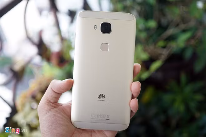 Tuy có giá tầm trung, nhưng thiết kế của G7 Plus được Huawei chăm chút khá kĩ lưỡng. Máy trải qua nhiều bước gia công như cắt CNC, đánh bóng, chà nhám, phun cát, độ hoàn thiện của máy khá tốt so với các đối thủ ngang tầm.