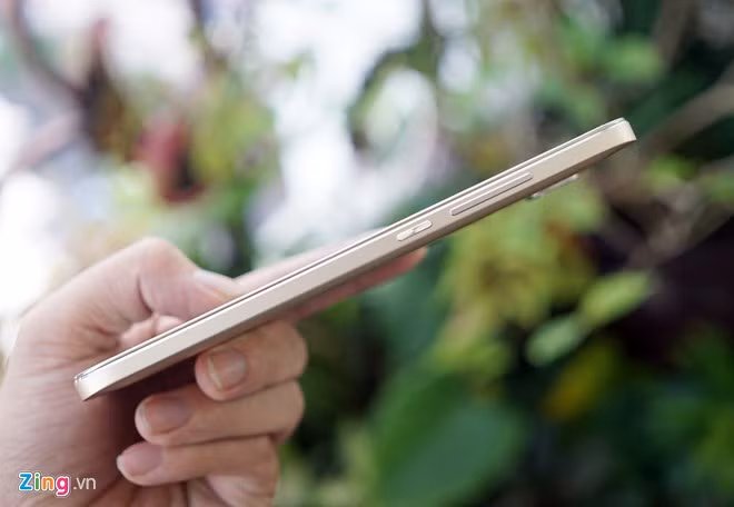 Cạnh trái là phím nguồn và âm lượng.