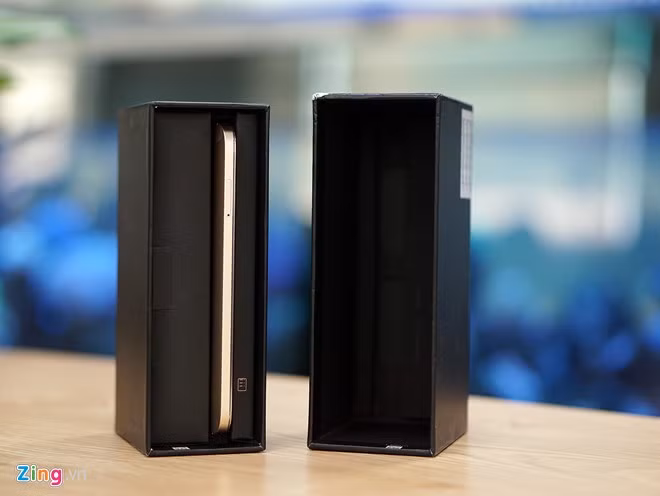 Hộp đựng của máy khá đặc biệt khi miệng hộp ở mặt hẹp nhất. Người dùng lấy máy và phụ kiện ra khỏi hộp theo chiều ngang.