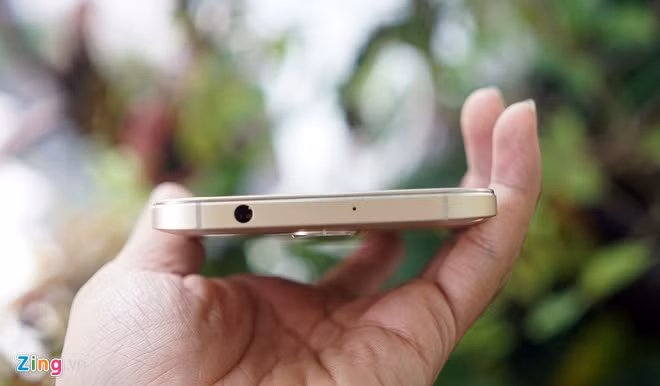 Cạnh trên cùng có cổng âm thanh và hai dải nhựa làm ăng-ten.