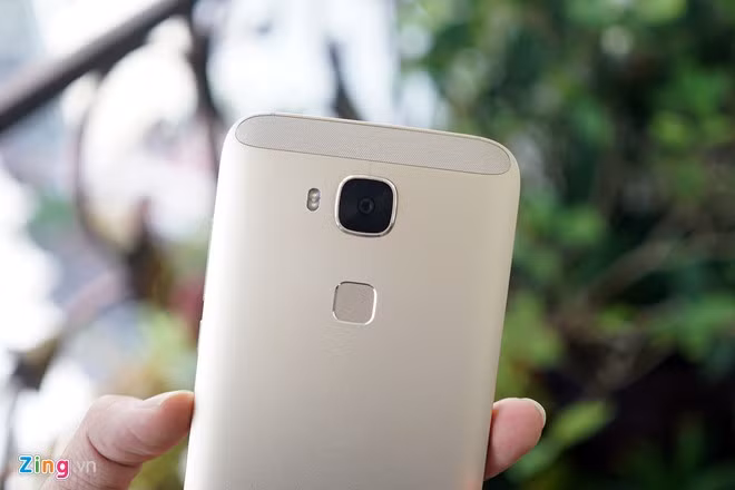 Mặt lưng máy có cụm cảm biến vân tay giúp người dùng mở khoá, chụp ảnh, nhận cuộc gọi, tắt báo thức.