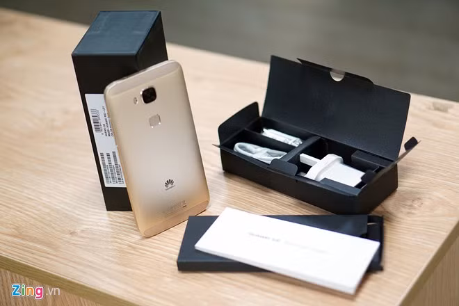Huawei G7 Plus đi kèm cục sạc nhanh, cáp và tai nghe.