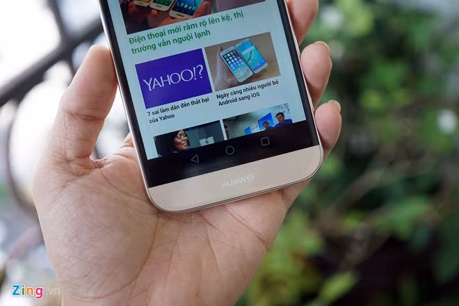 Huawei đưa ba phím cảm ứng cố định vào bên trong màn hình, nhưng không làm trong suốt khu vực này.