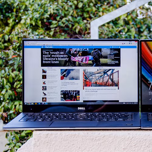  20. Dell XPS 13 Dell XPS 13 được đánh giá là chiếc máy tính chạy Windows tốt nhất hiện nay. Máy có màn hình đẹp, hiệu năng tốt và thời lượng pin ấn tượng. Với mức giá 999 USD, đây là một lựa chọn đáng giá dành cho người yêu Windows. 