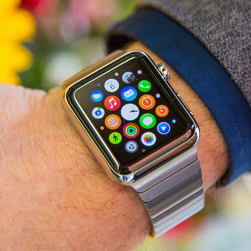  14. Apple Watch Năm 2015 cũng được xem là năm của đồng hồ thông minh (smartphone) với hàng loạt sản phẩm đến từ các thương hiệu nổi tiếng, trong đó có Apple Watch. Apple Watch có giá từ 249 USD, thậm chí phiên bản đặc biệt có giá bán tới 10.000 USD. 