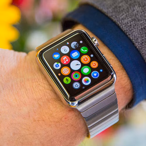  14. Apple Watch Năm 2015 cũng được xem là năm của đồng hồ thông minh (smartphone) với hàng loạt sản phẩm đến từ các thương hiệu nổi tiếng, trong đó có Apple Watch. Apple Watch có giá từ 249 USD, thậm chí phiên bản đặc biệt có giá bán tới 10.000 USD. 