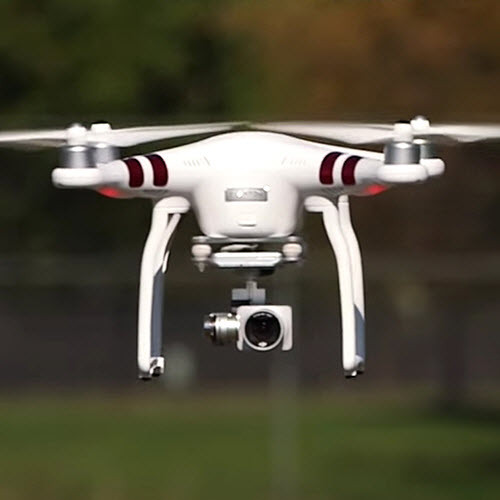  15. DJI Phantom 3 Standard Thiết bị bay Phantom 3 là một dòng sản phẩm nổi bật trong năm 2015, hỗ trợ quay phim, chụp ảnh từ trên cao với camera chuẩn HD, hoạt động ổn định. Sản phẩm có giá bán 699 USD. 