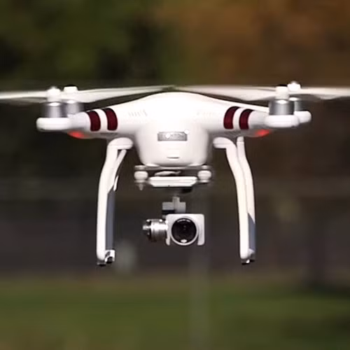  15. DJI Phantom 3 Standard Thiết bị bay Phantom 3 là một dòng sản phẩm nổi bật trong năm 2015, hỗ trợ quay phim, chụp ảnh từ trên cao với camera chuẩn HD, hoạt động ổn định. Sản phẩm có giá bán 699 USD. 