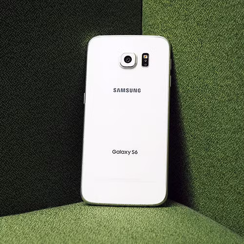  19. Samsung Galaxy S6 Đây là chiếc smartphone chạy Android tốt nhất của năm 2015, theo đánh giá của Mashable. Với S6, Samsung đã từ bỏ vỏ nhựa, thay thế bằng chất liệu kim loại và kính. 