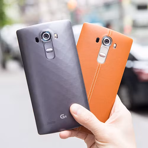  18. LG G4 LG G4 là sản phẩm không được đánh giá cao về sự đột phá về thiết kế. Song điều này không có nghĩa là tất cả mọi thứ trên LG G4 cũng như vậy. Nếu như thiết kế không có nhiều sự khác biệt thì màn hình, camera cho đến chất liệu lại có những bước đổi mới đáng kinh ngạc. 