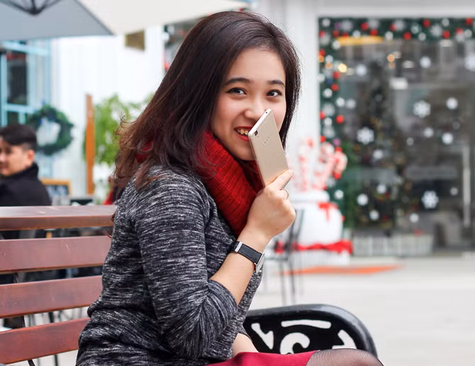 Và ẩn trong kiểu dáng mỏng manh là viên pin dung lượng lớn 3.070mAh tích hợp công nghệ sạc nhanh – an toàn VOOC đem đến 2 giờ đàm thoại chỉ với 5 phút sạc, 50 phút sạc đạt 90% pin.