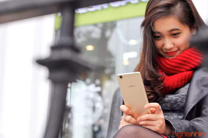 Camera trước độ phân giải 8MP, sử dụng màn hình làm đèn flash trợ sáng khi selfie, chế độ Beautify 3.0...