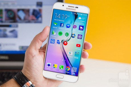  Samsung Galaxy A8 duos (420 USD). Nếu bạn yêu thích những chiếc điện thoại màn hình lớn nhưng không đủ khả năng tài chính để mua chiếc Note, bạn có thể chọn Galaxy A8 duos. Thiết bị này cũng được trang bị màn hình 5,7 inch, camera 16 MP, thiết kế cực mỏng và dung lượng pin “khủng”. 