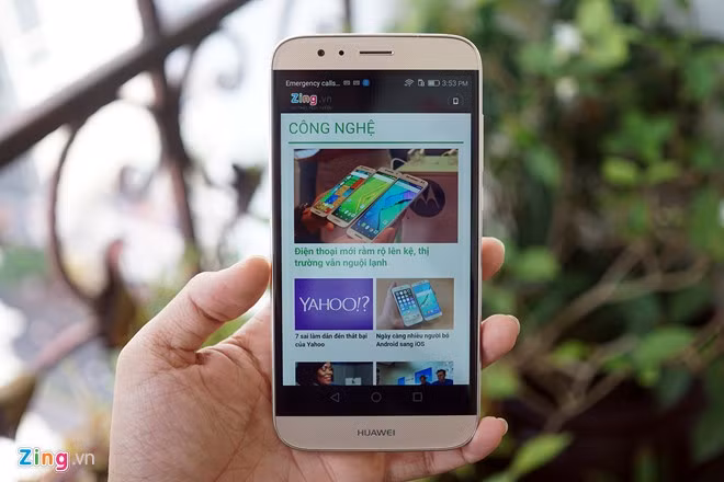  Huawei G7 Plus G7 Plus hay (hay G8 tại một số thị trường) là mẫu smartphone chuyện chụp ảnh của Huawei, vừa lên kệ tại Việt Nam với giá 8,9 triệu đồng. Điểm nổi bật của moldel này là thiết kế kim loại nguyên khối, hỗ trợ sạc nhanh, camera độ phân giải 13 MP có chống rung quang học, cảm biến hình ảnh RGBW giúp người dùng chụp rõ trong điều kiện ánh sáng yếu. Những thông số còn lại của model này gồm màn hình 5,5 inch độ phân giải Full HD, chip Snapdragon 615 tốc độ 1,5 GHz, RAM 3 GB, bộ nhớ trong 32 GB. Máy chạy trên hệ điều hành Android 5.1 với giao điện được thiết kế riêng của Huawei.