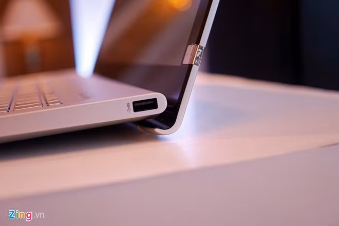 Về thiết kế, điểm mới nhất trên hai model này là phần bản lề nâng. HP cho biết chi tiết này sẽ giúp đưa từ từ thân máy lên khi người dùng mờ màn hình, tạo một góc nghiêng hợp lý để sử dụng.