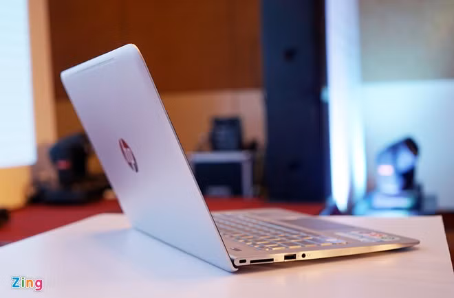 Phiên bản HP Envy 13 nặng 1,27kg, độ dày chỉ 12,95 mm. Mỏng hơn đáng kể so với Macbook Pro 2015 của Apple.