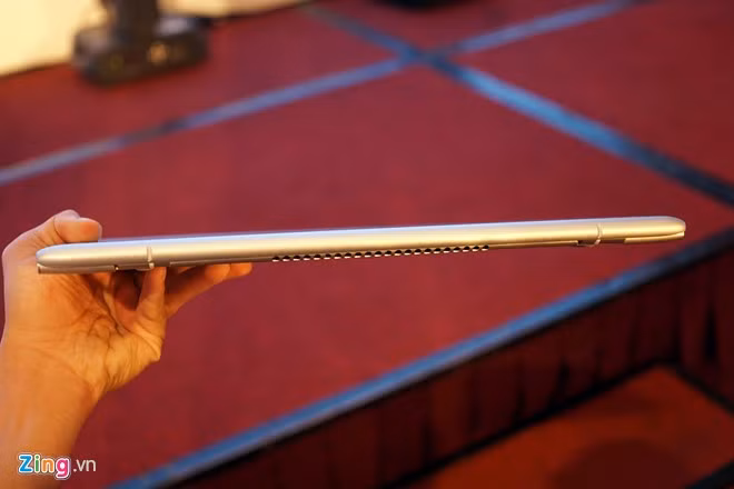 Máy có các khe tản nhiệt được bố trí ngay cạnh phần bản lề nâng, giúp thoát nhiệt tốt hơn nhiều so với những laptop siêu mỏng cùng loại.