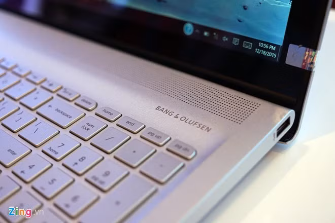 Trên bộ đôi Envy mới, HP trang bị hệ thống loa được tinh chỉnh bởi hãng âm thanh Đan Mạch Bang &amp; Olufsen. Mẫu máy tính mới của HP cũng sở hữu bàn phím chiclet có đèn nền hỗ trợ người dùng trong điều kiện thiếu sáng. Cảm giác gõ phím khá nảy, hành trình phím tốt.