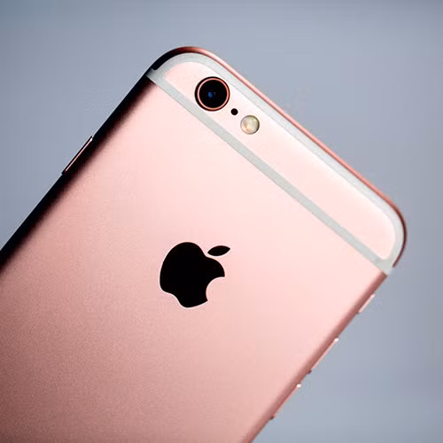  5. iPhone 6S/iPhone 6S Plus. iPhone 6S và iPhone 6S Plus đều có ngoại hình giống y hệt người tiền nhiệm, nhưng đã được nâng cấp vi xử lý, RAM và cả camera. Đặc biệt, công nghệ 3D Touch giúp phân biệt lực nhấn lên màn hình cảm ứng hứa hẹn sẽ là nền tảng quan trọng cho sự ra đời của hàng loạt ứng dụng, game mới. 