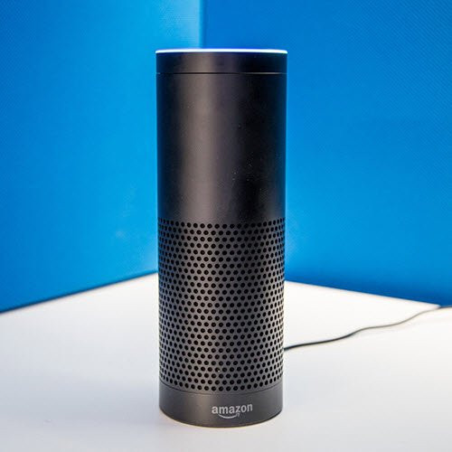  1. Amazon Echo. Amazon Echo là dòng loa bluetooth hỗ trợ điều khiển bằng giọng nói, có giá 179,99 USD. Thậm chí người dùng có thể điều chỉnh âm nhạc bằng giọng nói với Amazon Echo.