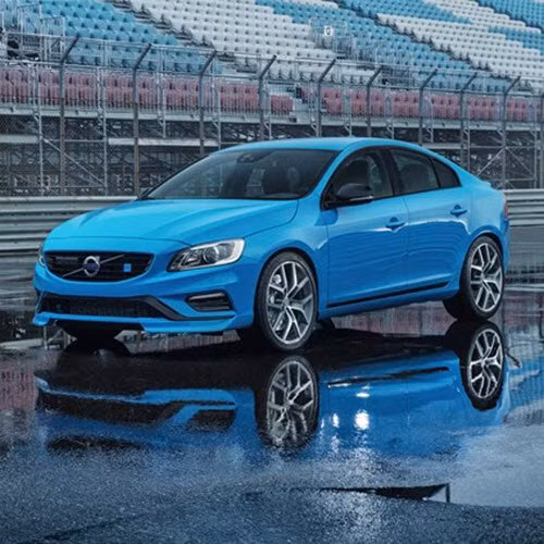  4. Volvo V60 Polestar. Xe V60 Polestar vẫn giữ những nét ngoại hình của mẫu V60 tiêu chuẩn, song đã được bổ sung những nét khỏe khoắn hơn, như cản trước trông hầm hố hơn, vành xe 20 inch Polestar. Gói thiết bị khí động học tương tự cũng được trang bị cho mẫu S60 Polestar. Phần nội thất của xe được làm từ những vật liệu mới và có các màu sắc Polestar ở vô lăng, ghế ngồi,... 