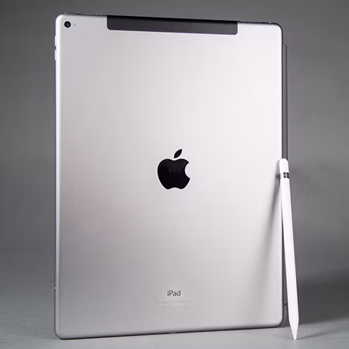  3. Apple iPad Pro. Màn hình bự, hỗ trợ bút cảm ứng Apple Pen, đó là hai điểm đáng chú ở dòng máy tính bảng này. Mashable đánh giá đây là chiếc iPad tốt nhất từng xuất hiện trên thị trường. 