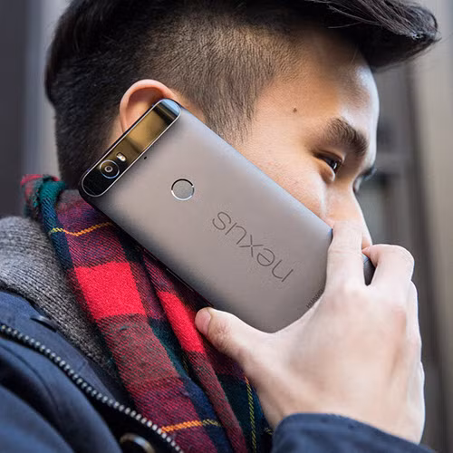  10. Google Nexus 6P. Trong khi Nexus 6 do Motorola sản xuất thì phiên bản mới Nexus 6P là sản phẩm hợp tác giữa Google và Huawei. Tuy được gọi với tên gần giống nhau và mang danh là bản nâng cấp nhưng 6P có triết lý thiết kế hoàn toàn khác biệt. Đây cũng là mẫu điện thoại dòng Nexus đầu tiên sử dụng lớp vỏ bằng kim loại nguyên khối. 