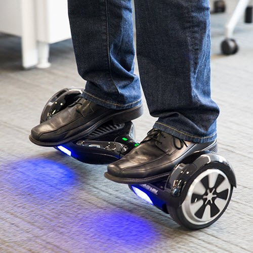  6. Swagway X1. Đây là chiếc xe dành cho người lười vận động hoặc đơn giản là thích một cách di chuyển mới lạ. Theo đó, người dùng chỉ việc đặt hai chân lên xe và điều khiển thiết bị đưa tới nơi cần đến. Sản phẩm có giá 400 - 1.500 USD. 