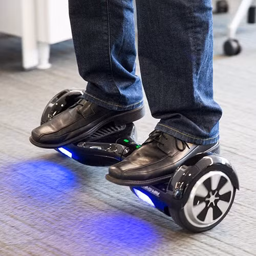  6. Swagway X1. Đây là chiếc xe dành cho người lười vận động hoặc đơn giản là thích một cách di chuyển mới lạ. Theo đó, người dùng chỉ việc đặt hai chân lên xe và điều khiển thiết bị đưa tới nơi cần đến. Sản phẩm có giá 400 - 1.500 USD. 