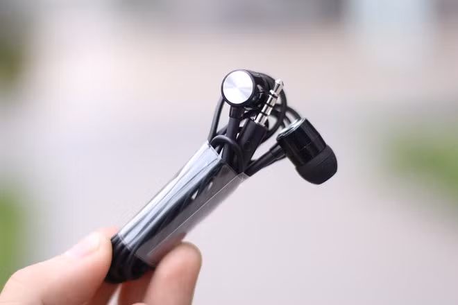 Tai nghe kèm máy được gia công khá.