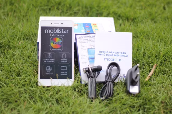 Phụ kiện đi kèm gồm: Sách hướng dẫn, tai nghe, dây cáp và củ sạc.