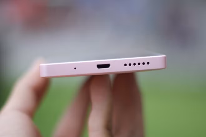 Phía dưới là cổng sạc, dải loa ngoài khá lớn.