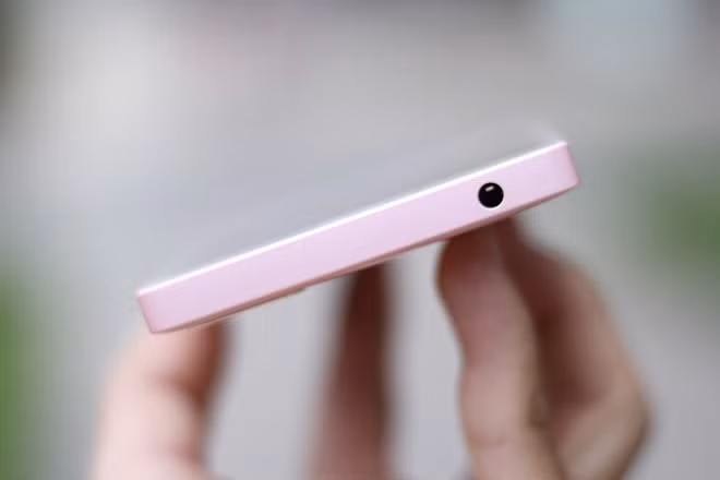 Giác cắm tai nghe được đặt ở cạnh trên.