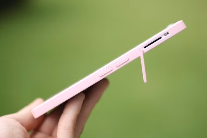 Cạnh trái là phím tăng giảm âm lượng, khe cắm thẻ nhớ.