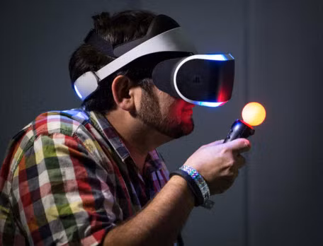  2. HTC Vive. HTC Vive là một thiết bị thực tế ảo khác dựa trên PC do gã khổng lồ game Valve “chống lưng” vốn dự định bán ra trong năm 2015 nhưng cuối cùng đã bị trì hoãn tới tháng 4/2016.