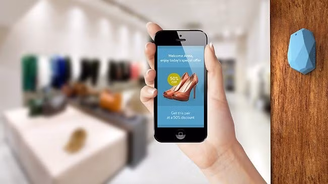  'Điểm hiệu' Bluetooth Các "điểm hiệu" (beacon) Bluetooth đang được triển khai tại các khu mua sắm, bảo tàng, khách sạn, sân bay hay thậm chí là văn phòng làm việc, giúp định vị chính xác vị trí của smartphone hoặc thiết bị đeo tay thông minh rồi từ đó gửi thông báo thời gian thực tới thiết bị. "Chúng tôi tin rằng Bluetooth 4.2 sẽ trở thành một trong những xu hướng lớn trong năm tới, giúp tận dụng triệt để sức mạnh công nghệ marketing và Internet of Things", Mike Crook, người đứng đầu Phòng thí nghiệm Sáng tạo Mubaloo, cho biết. Điểm hiệu Bluetooth là sự kết nối giữa Internet of Things, thành phố thông minh và nhà thông minh.