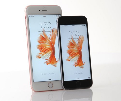  2. Cặp Apple iPhone 6S và 6S Plus. Không chỉ có màn hình cỡ lớn phá cách, cặp iPhone mới của “Nhà Táo” còn đem lại trải nghiệm tuyệt vời cho người dùng nhờ chip A9 hai nhân hoàn toàn mới. Qua kiểm tra, tốc độ 1,8 GHz của bộ xử lý này rất nhanh, có thể mở một tập tin PDF 1,6GB chỉ trong 375 mili giây và khởi động camera chỉ trong 66,3 ms với 10 ứng dụng đang chạy ở chế độ nền.