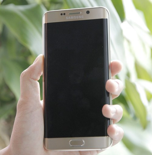  4. Samsung Galaxy S6 Edge Plus. Góp mặt trong danh sách này, Galaxy S6 Edge Plus cũng sở hữu chip xử lý Exynos 7420 tám nhân như “người anh em” Note 5. Không chỉ dừng lại ở đó, sản phẩm còn nổi bật và cực thu hút nhờ thiết kế cạnh cong tinh tế ở cả 2 bên cạnh máy.