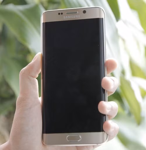  4. Samsung Galaxy S6 Edge Plus. Góp mặt trong danh sách này, Galaxy S6 Edge Plus cũng sở hữu chip xử lý Exynos 7420 tám nhân như “người anh em” Note 5. Không chỉ dừng lại ở đó, sản phẩm còn nổi bật và cực thu hút nhờ thiết kế cạnh cong tinh tế ở cả 2 bên cạnh máy.