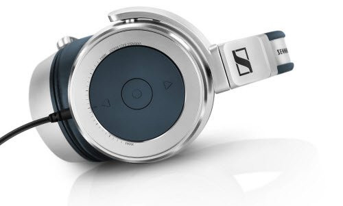 Tai nghe được trang bị vòng xoay tinh chỉnh âm bass, cho phép người dùng có thể tự tùy biến dải bass tùy theo sở thích cá nhân.