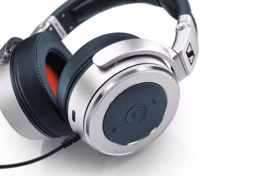 Hãng sản xuất khẳng định, chiếc tai nghe này đem lại chất âm cân bằng, không bị ảnh hưởng bởi thế giới bên ngoài dù đang di chuyển hay ở nhà.